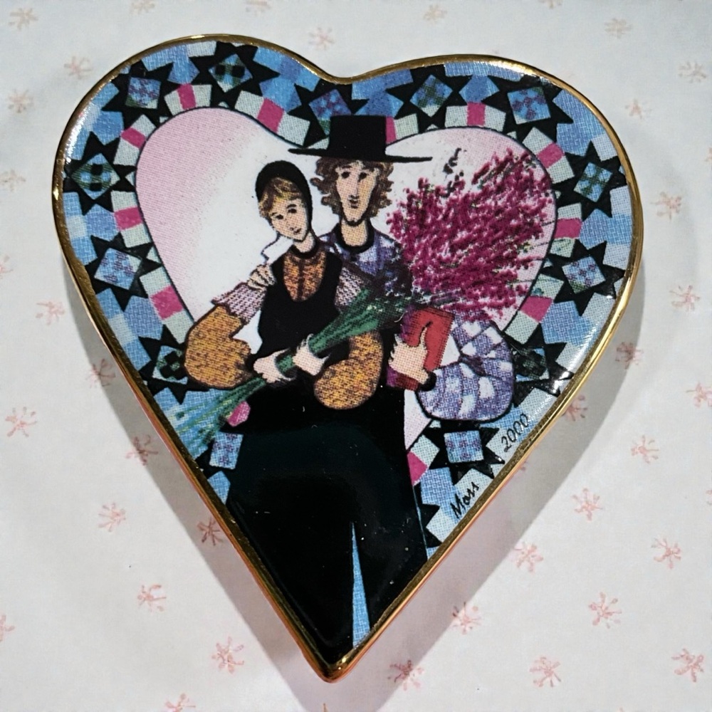 P. Buckley Moss Society Members “Story of Love” 2000 Porcelain Pendant Brooch